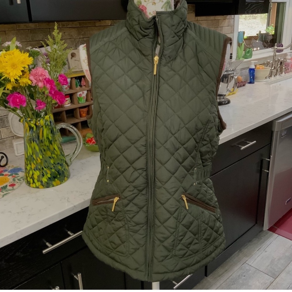 Weatherproof Olive Green Quilted 2 Pocket Full Zip Front Vest 
Size Medium
Lined